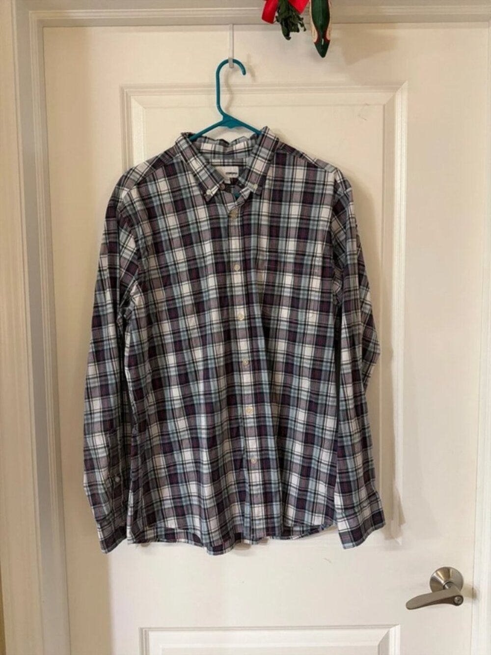 Men’s long sleeve button down shirt, lightweight. Size large.